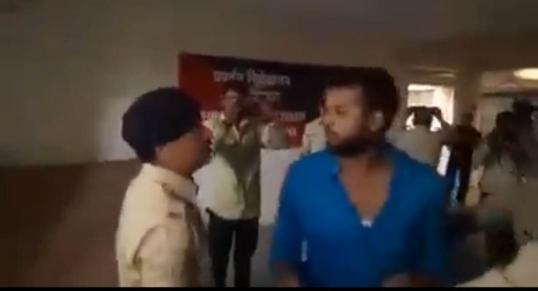 E D कार्यालय  में युवक कांग्रेस के पदाधिकारियों के घेराव के बाद झूमा झटकी और पिटाई का वायरल वीडियो