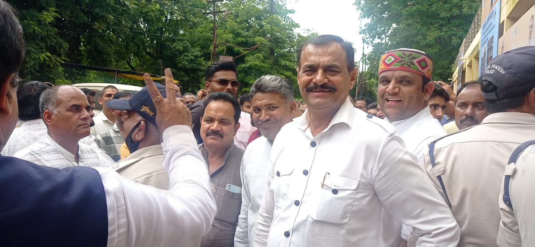 भाजपा जिला अध्यक्ष और शहर कांग्रेस अध्यक्ष के बीच तकरार जनपद चुनाव में जमकर हुई नारेबाजी प्रदर्शन