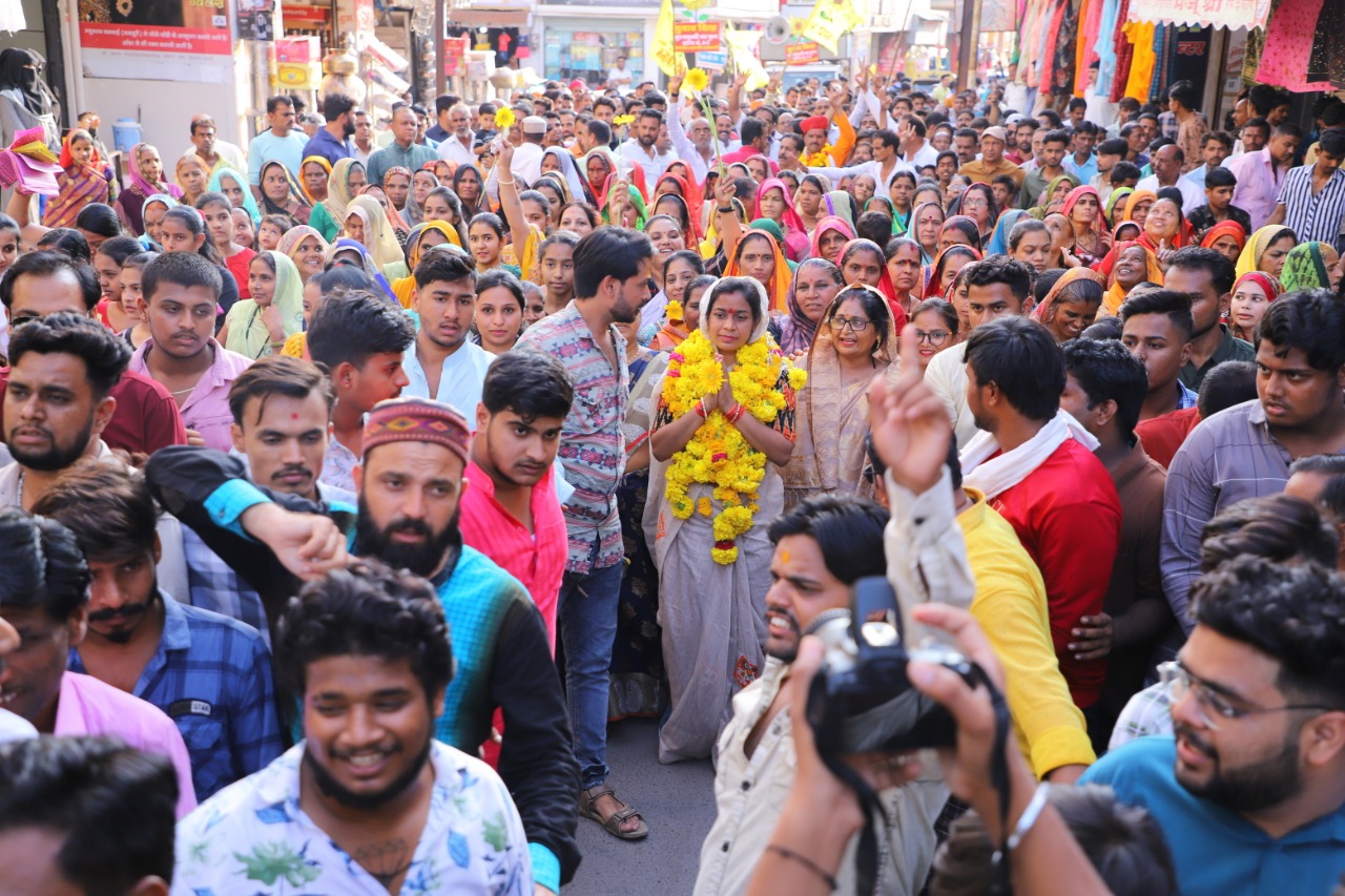 मनीषा चौधरी ने महापौर चुनाव रोचक बना दिया, मिल रहा जन समर्थन जनसंपर्क मैं, आम सभा में भी भीड़ ने बढ़ाया जोश