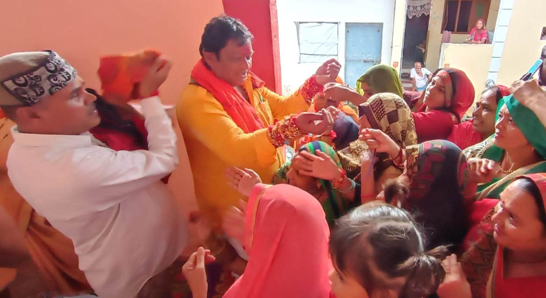 शहर में पहली बार हुआ अनोखा रक्षाबंधन कार्यक्रम
– नवनिर्वाचित पार्षद को वार्ड की 400 बहनों ने बांधा रक्षासूत्र, उपहार स्वरूप भेंट किए राष्ट्रध्वज व साड़ी