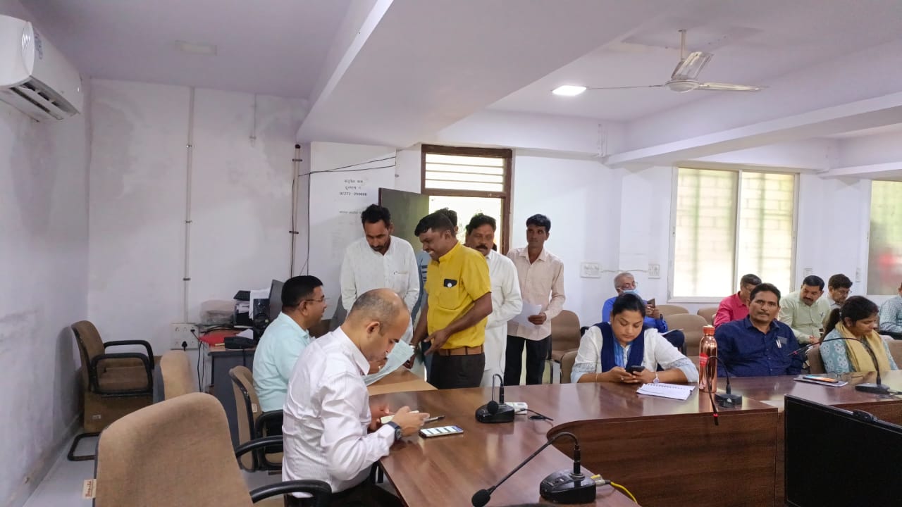 सचिव व सहायक सचिव ने महिला पंच व उपसरपंच के स्थान पर उनके पतियों को दिलवा दी शपथ, जनसुनवाई में पंचो ने की शिकायत