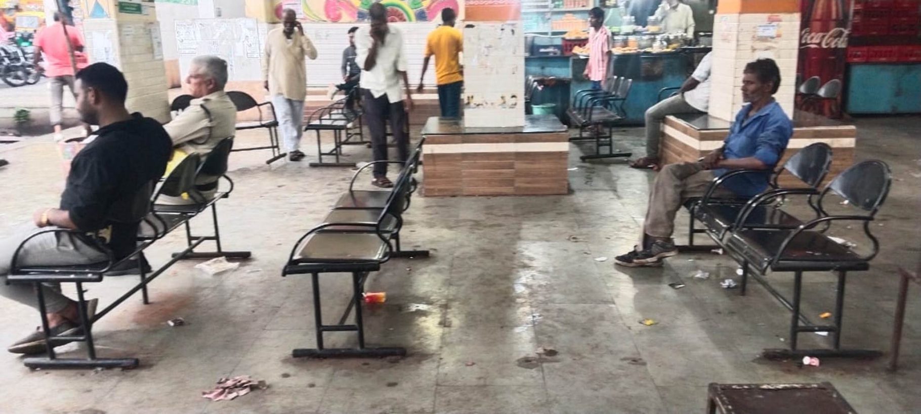 बस स्टैंड पर असामाजिक तत्वों का कब्जा, यात्रियों के मोबाइल, नगदी होती है आए दिन चोरी
– वाटर कूलर बंद, देर रात शौचालय में अंधेरा, गंदगी, बदबू से परेशान आमजन व यात्री