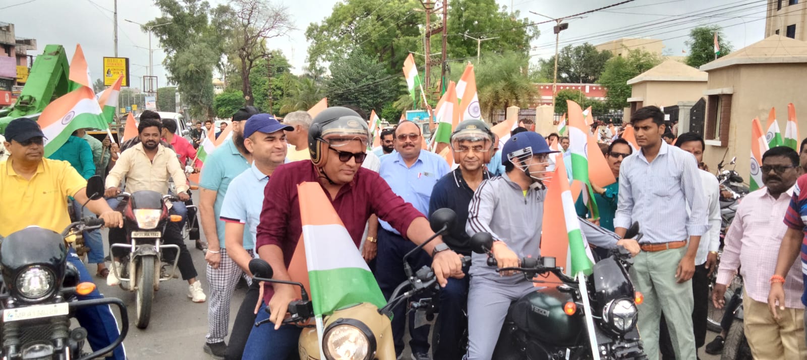 देवास में बनने लगा तिरंगा महोत्सव का माहौल, कमिश्नर ने बिठाया कलेक्टर को बाइक पर और साथ मे एसपी निकले तिरंगा लेकर सड़कों पर