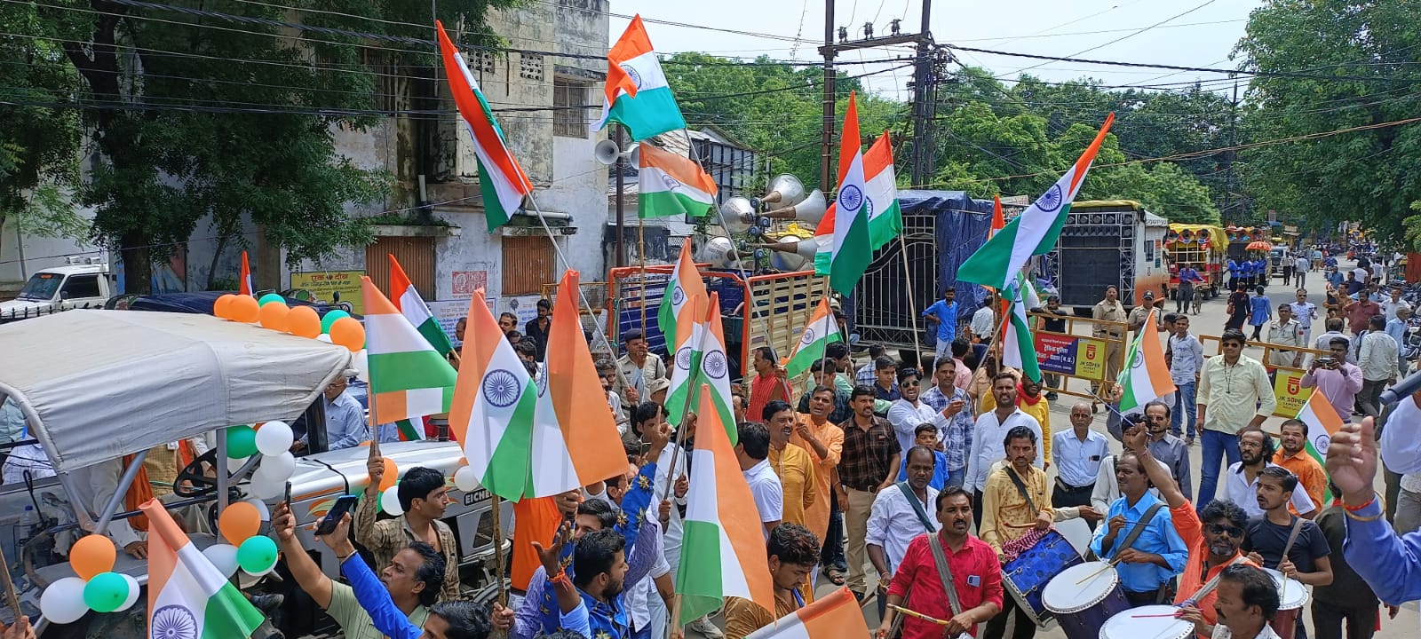 वर्षों बाद मिला मौका ,आओ जोश के साथ घर घर तिरंगा लहराए , कॉलोनी मोहल्ले बस्ती ,गांव में भी बांटो तिरंगे ,गिफ्ट में बांटो तिरंगे और घर-घर बांटो तिरंगे ,इन बातों का रखें विशेष ध्यान