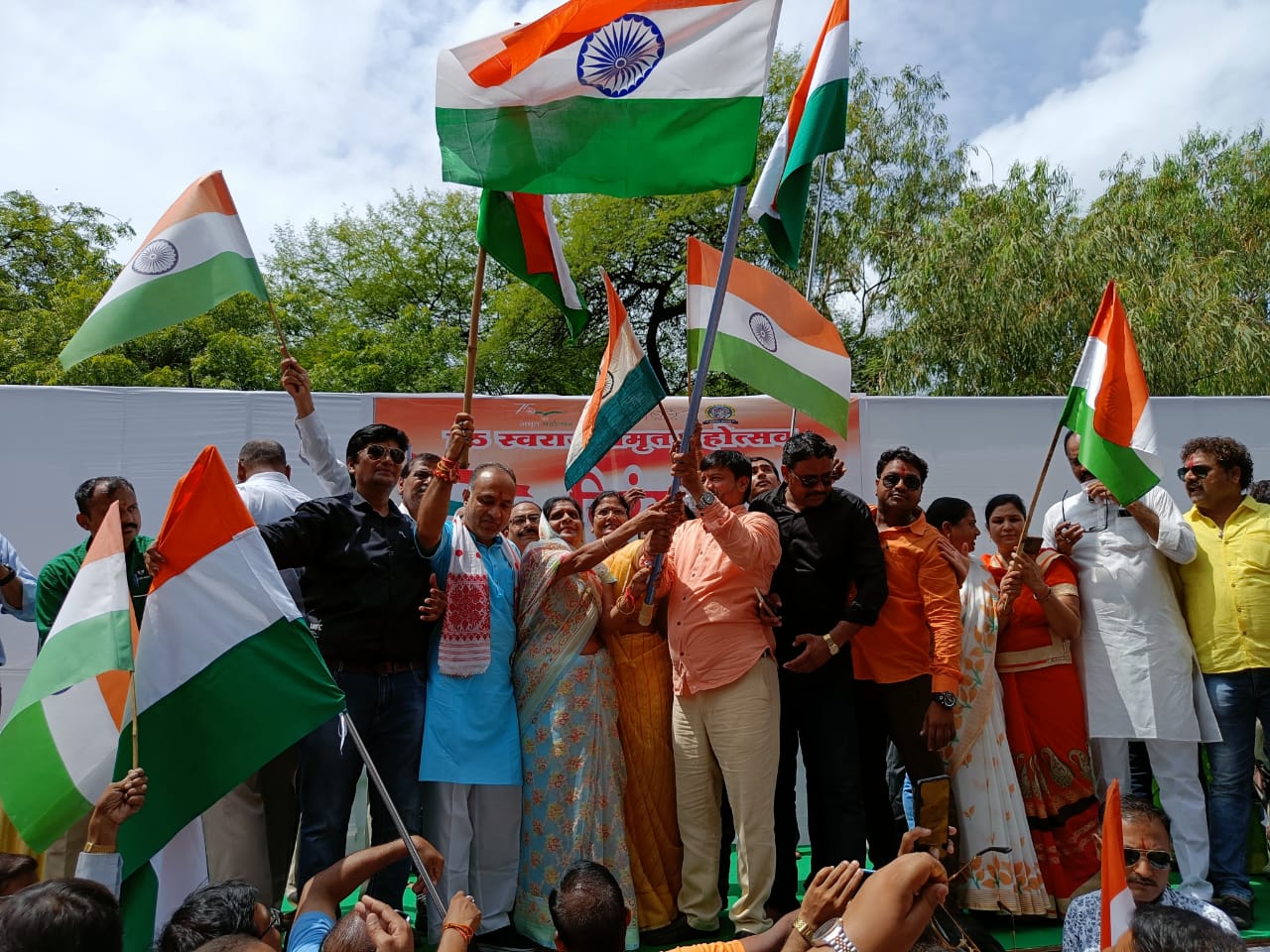 “देवास में ऐतिहासिक तिरंगा यात्रा पूरे शहर में राष्ट्रभक्ति का देखने को मिला गजब जज्बा जुनून ” देखें वीडियो खबर