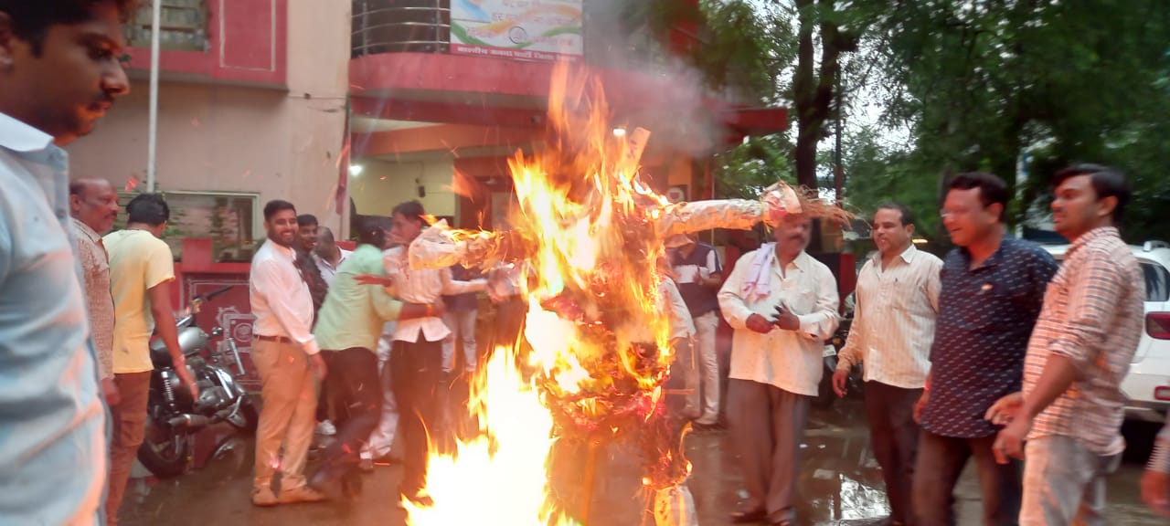 “विधायक पहाड़ सिंह   कनौजिया द्वारा पूर्व मंत्री दीपक जोशी  के खिलाफ नारेबाजी का  विरोध पलटवार जोशी समर्थक ने विधायक का पुतला दहन कर किया प्रदर्शन” देखें