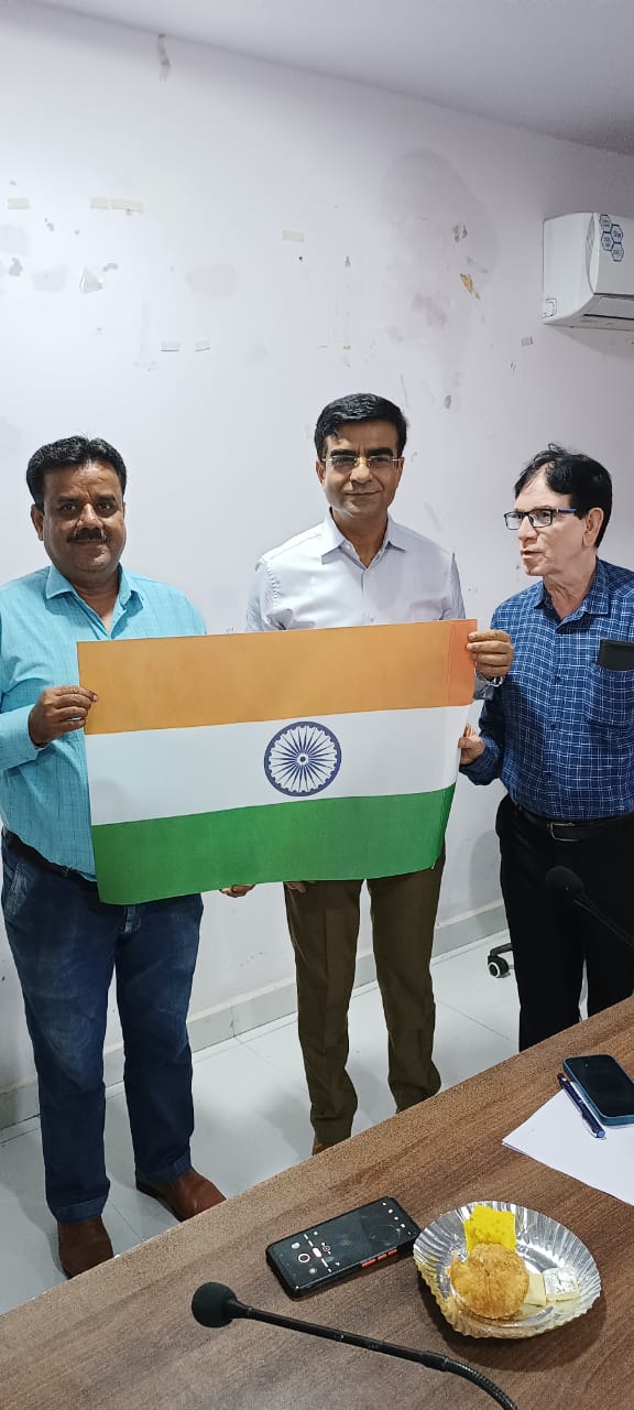 जिले के सभी पत्रकारबंधु हर घर तिरंगा अभियान का व्यापक प्रचार-प्रसार करें-कलेक्टर श्री चंद्रमौली शुक्ला
————-
कलेक्टर श्री शुक्ला ने पत्रकारों से चर्चा कर तिरंगे झंडे किए प्रदान