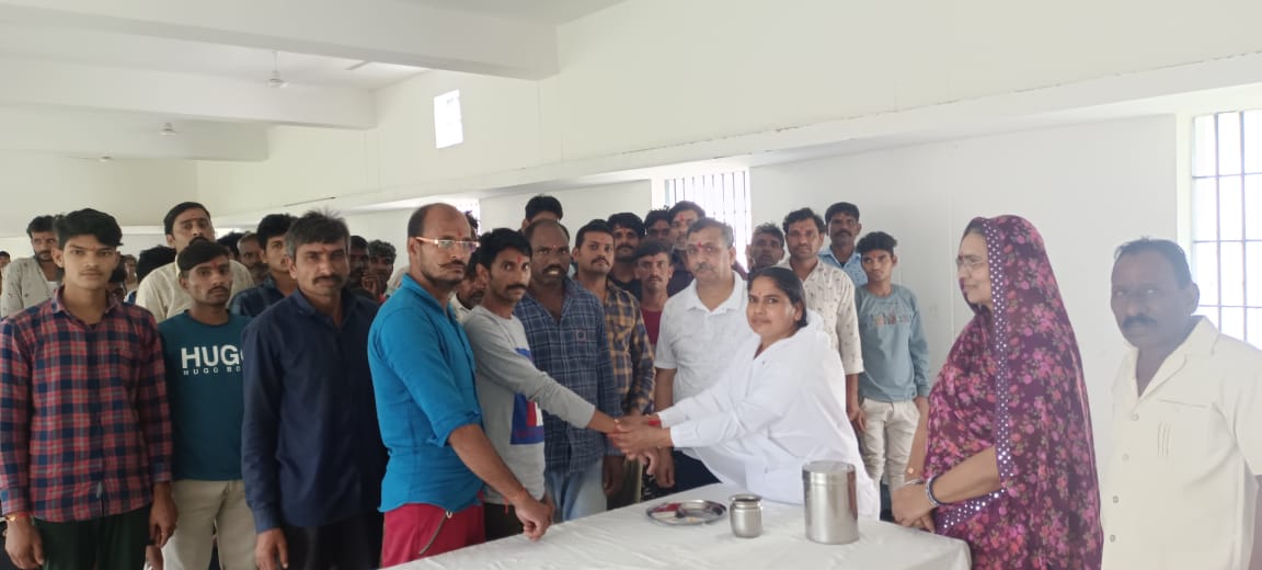 जेल में कैदी भाइयों को राखी बांधकर ब्रह्माकुमारी बहिनों ने मनाया रक्षाबंधन।