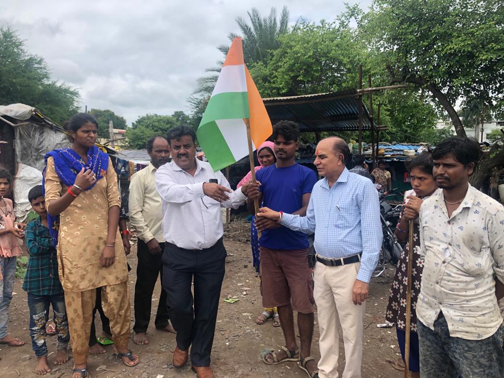 “झुग्गी में बांटे तिरंगे, पुलिस प्रशासन, प्रेस्टीज कॉलेज की तिरंगा यात्रा, वार्ड 12 में पार्षद और महापौर  ” देखें