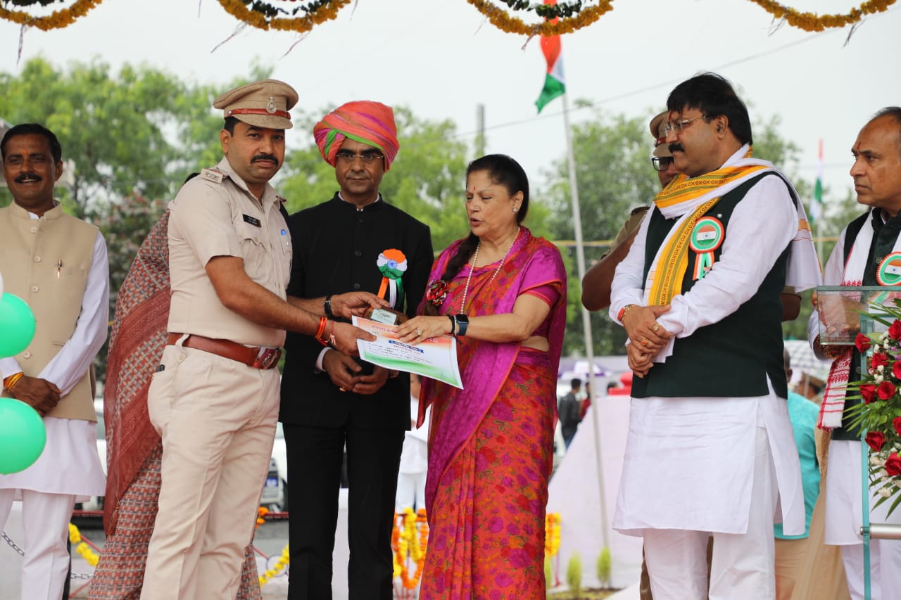 देवास जिले में उत्कृष्ट कार्य के लिए प्रभारी मंत्री यशोधरा राजे सिंधिया द्वारा सम्मानित