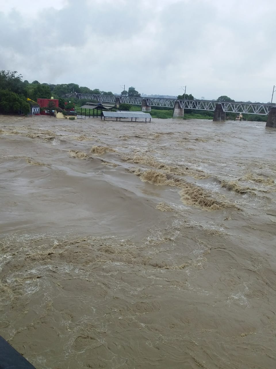 “नेमावर  नर्मदा नदी खतरे के निशान से ऊपर प्रशासन मुस्तैद , शिवना नदी उफान पर पशुपतिनाथ मंदिर जलमग्न” देखें