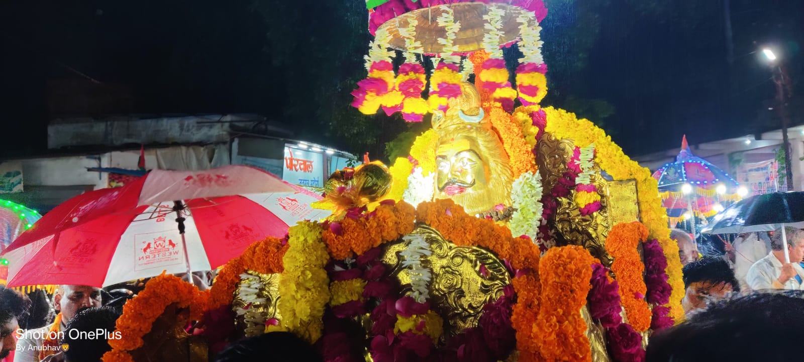 देर रात तक निकली भगवान मनकामेश्वर की शाही सवारी
 भादो मास के पहले सोमवार पर निकलती है, भगवान मनकामनेश्वर की सवारी 
तेज बारिश के बीच भक्तों का उत्साह नहीं हुआ कम