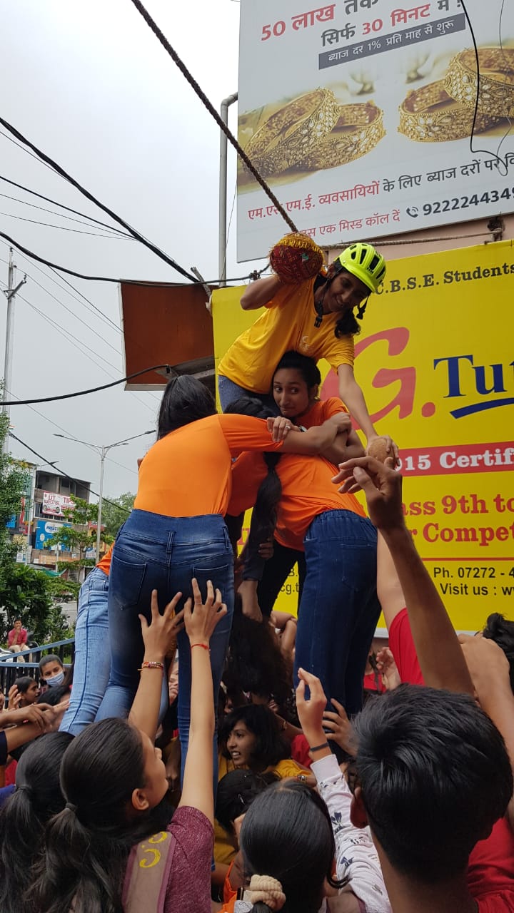 जहां छात्रों के साथ छात्राओं ने भी मटकी फोड़ ने में बाजी मारी देखिए