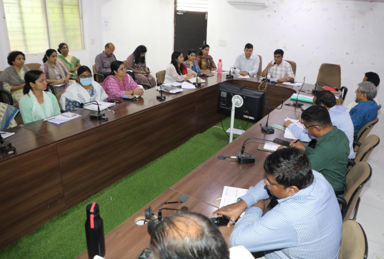 जिला अधिकारियों की लापरवाही पर कलेक्टर हुए सख्त, वेतन वृद्धि रोकने के दिए निर्देश
———- 
सीएम हेल्पलाइन में लापरवाही करने वाले जिले के 08 जिला अधिकारियों की दो-दो वेतन वृद्धि रोकी जाएं-कलेक्टर श्री शुक्ला
——-
कलेक्टर श्री चंद्रमौली शुक्ला की अध्यक्षता में समय-सीमा संबंधी बैठक आयोजित