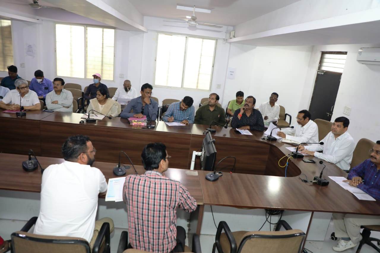 ————- देवास में संचालित हॉस्पि‍टल/नर्सिंग होम द्वारा एक माह में नगर निगम से  फायर एन.ओ.सी. नहीं लेने पर लाइसेंस/रजिस्‍ट्रेशन निरस्‍त करने की होगी कार्यवाही  ————- हॉस्पि‍टल/नर्सिंग होम में भविष्य में कोई आगजनी व दुर्घटना होने पर उसका उत्तरदायित्व हॉस्पि‍टल मालिकों/प्रबंधकों का होगा