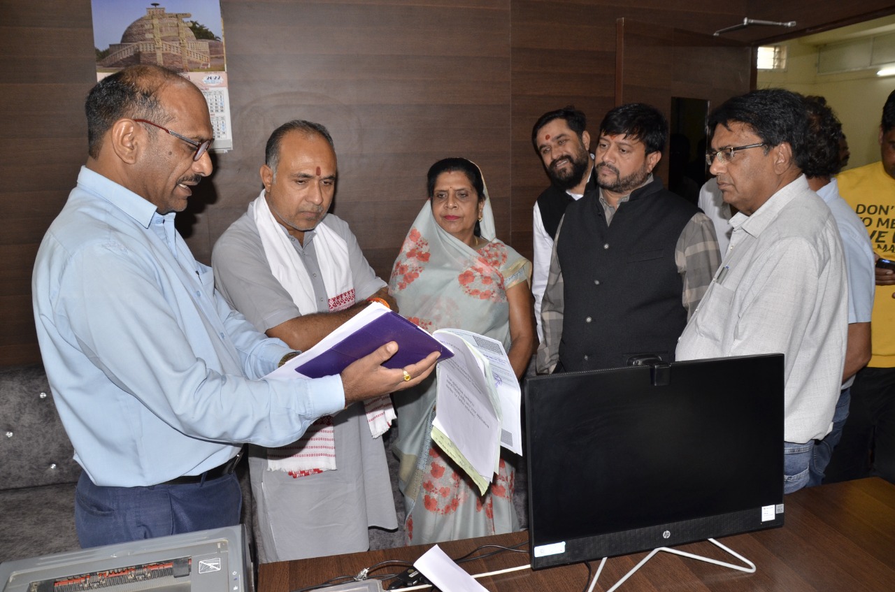 महापौर ने किया अपने ही परिसर में बने नगर निगम कार्यालय के सभी विभागों का निरीक्षण,  आम नागरिकों के लिए शीघ्र ही आरंभ होगी महापौर हेल्प लाइन , कहीं पर की सराहना तो कहीं पर जताई नाराजगी और की कार्रवाई