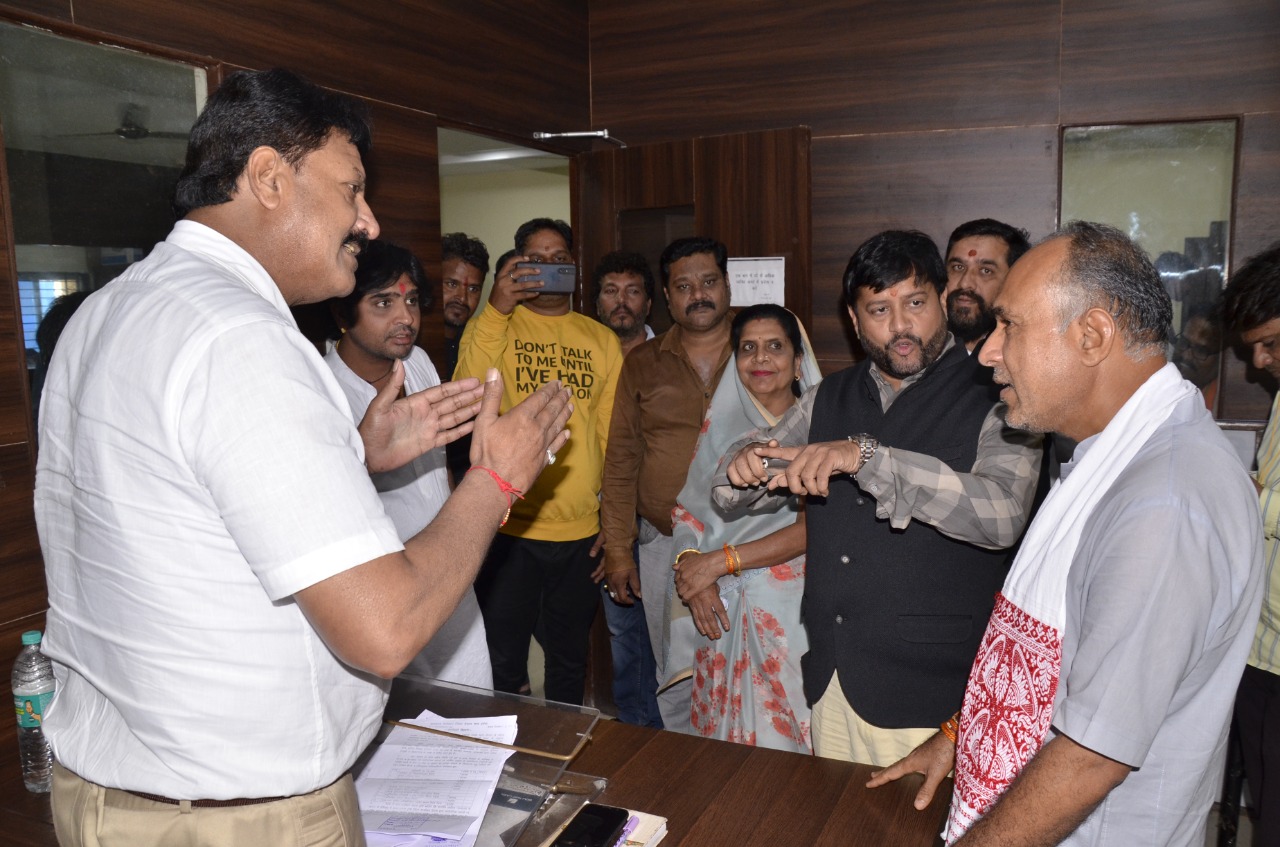 “सभापति का संपत्ति कर में कुछ मोहल्ले   में संपत्ति कर नहीं भरने को लेकर सख्ती के वीडियो हो रहा  खूब वाइरल” बहुत कड़वा सच कह गए  देखें