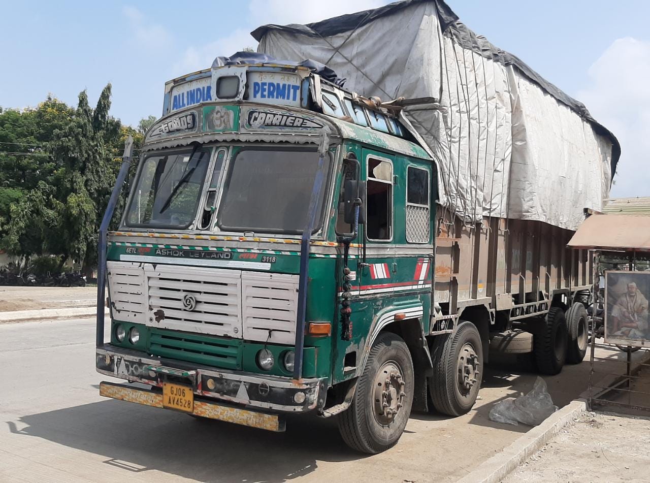 “पुलिस ने रंगे हाथ ट्रक से कटिंग करते कुख्यात बदमाश को पकड़ा , इनकी स्टाइल देखें कैसे करते हैं कटिंग” देखें