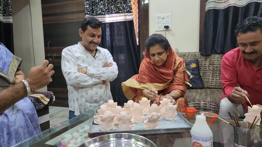 “जब विधायक ने भरे रंग और बन गई सुंदर प्रतिमा” देखें