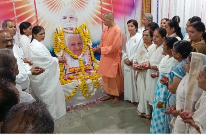 मानव उत्थान की अग्रदूत ब्रह्माकुमारी प्रकाशमणि दीदी का 15 वां स्मृति दिवस पौधारोपण कर मनाया गया

शीलनाथ गुफा आश्रम टेकरी के माधवानंद महाराज के सानिध्य में हुआ आयोजन