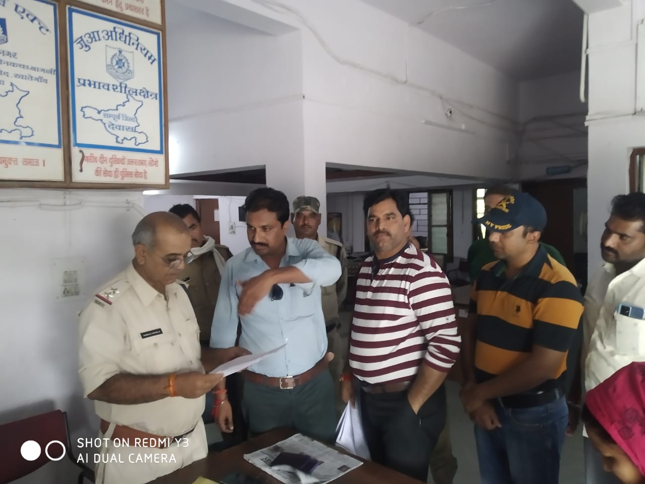 रेती मंडी के ट्रक बीच सड़क पर खड़े दे रहे बड़े हादसे को न्योता, देवीकुलम के रहवासियों ने की हटाने की मांग