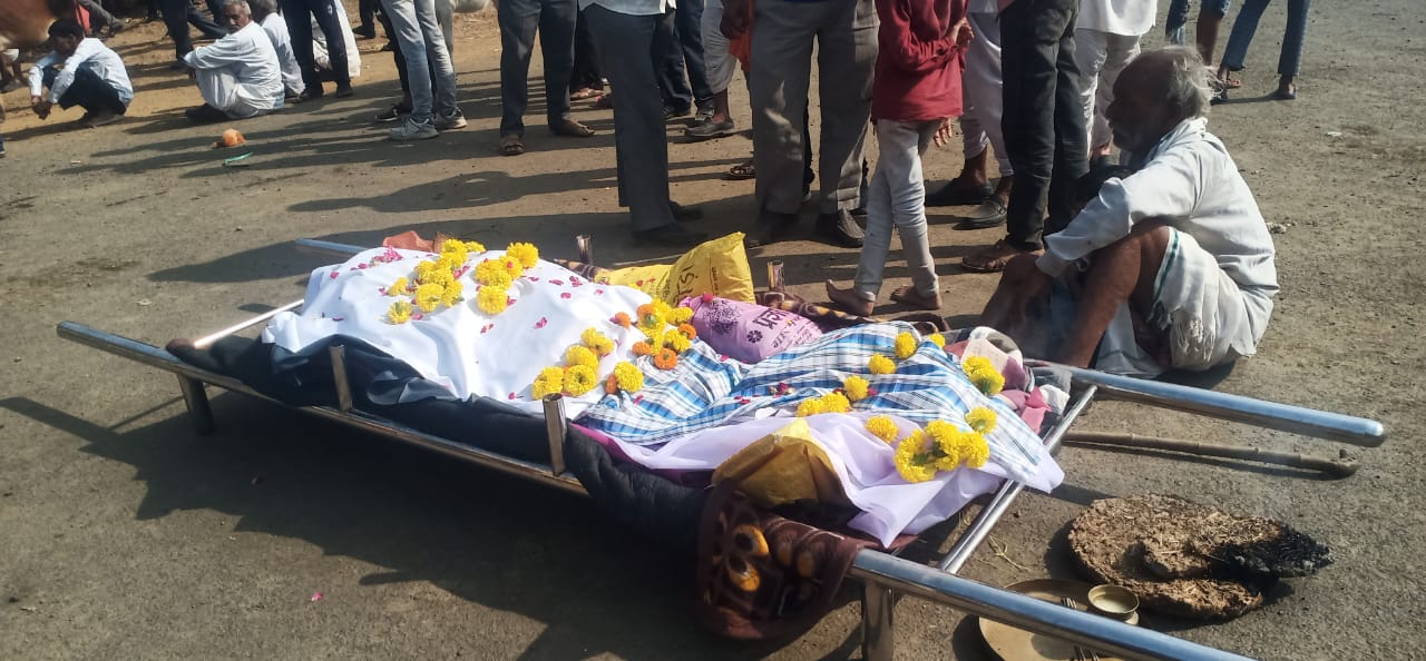 फेरी लगाकर मसाला बेचने वाले युवक मुकेश की मौत का मामला प्रदेश में गहराने  के बाद पुलिसकर्मी का निलंबन, एफ आई आर दर्ज कर बर्खास्त करने की मांग