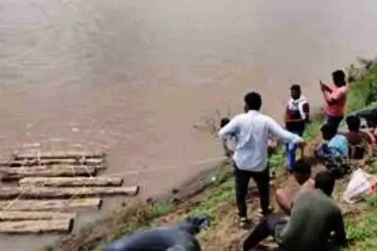 “लकड़ी तस्करों के बुलंद हौसले सीएम के क्षेत्र में भी इस तरह खुलेआम हो रही तस्करी देवास में भी यही हाल” देखें