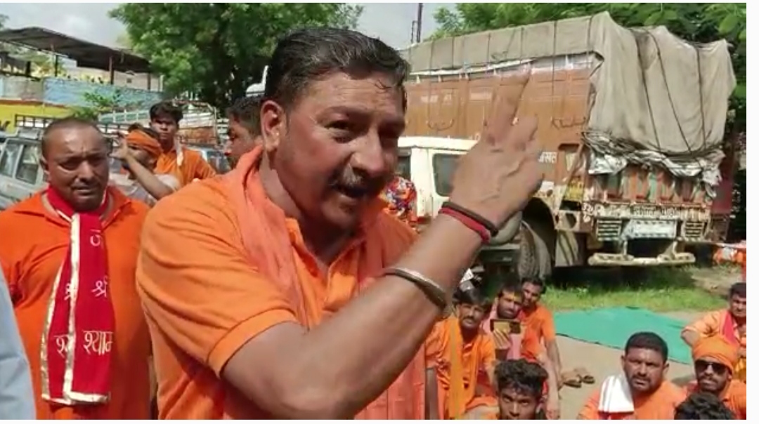 “कावड़ यात्रियों के साथ अभद्र व्यवहार  उदयनगर में, कावड़ यात्री बैठे धरने पर, एसडीओपी ने बीच मैं आकर कुछ अलग ही कर दिया” देखें