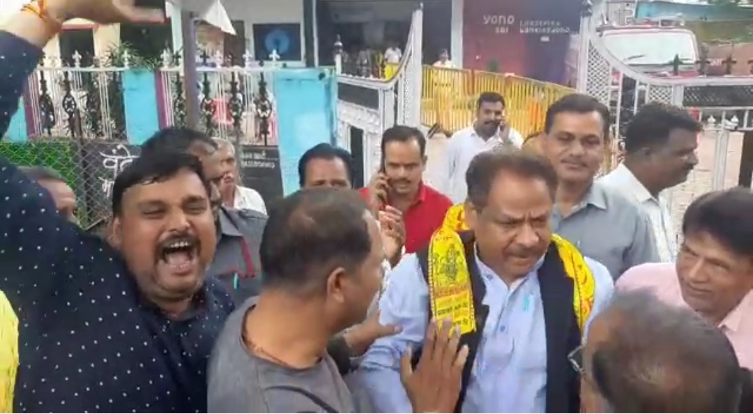 “बागली भाजपा विधायक व समर्थकों ने लगाए पूर्व मंत्री दीपक जोशी के खिलाफ नारे प्रदर्शन” देखें