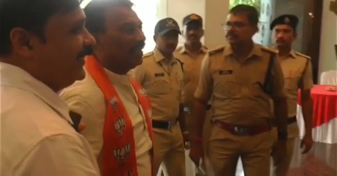 “मंत्री तुलसी सिलावट को निगम कार्यक्रम में रोकने पर परदेसी पुरा थानेदार पर झल्लाते वीडियो हो रहा खूब वायरल कांग्रेसी कर रहे विरोध” देखें