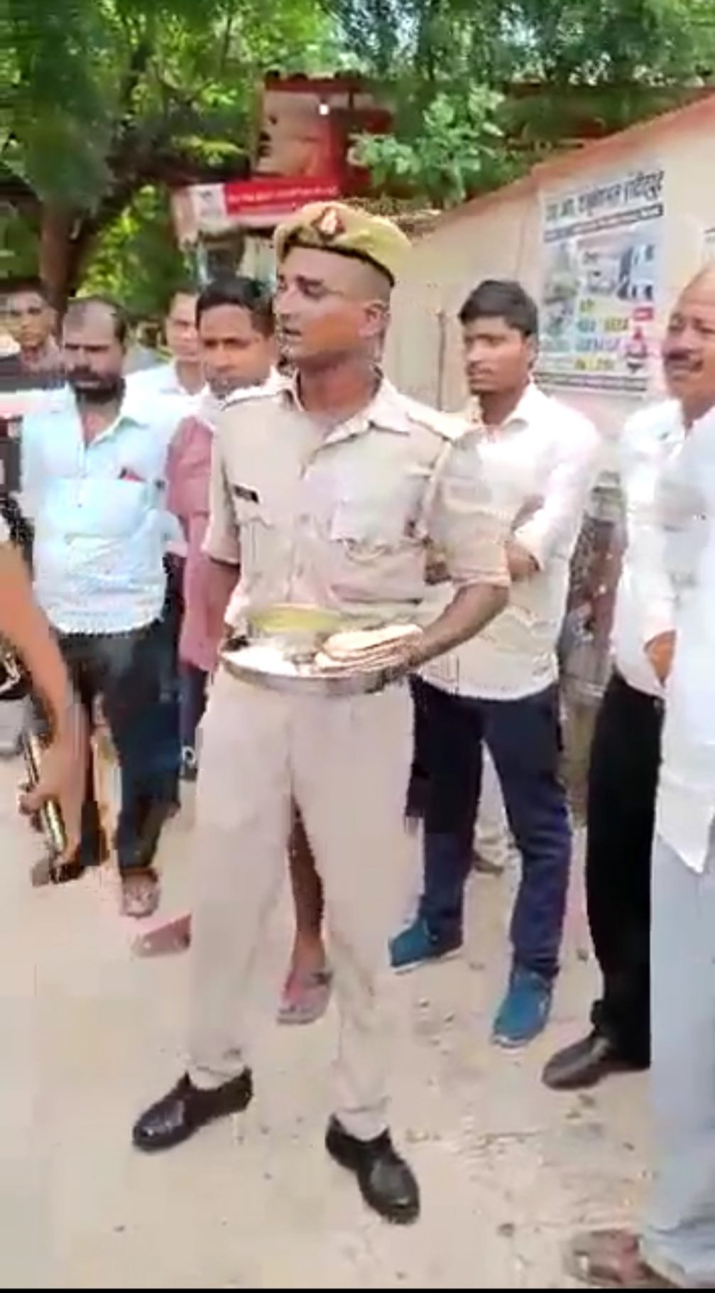 “आमजन की रक्षा करने वाला दिन रात ड्यूटी करने वाला सिपाही अपनी पीड़ा  बयान करता ,यह वीडियो पुलिस विभाग में खूब हो रहा वायरल क्या उच्च अधिकारी करेंगे विचार ,कहीं यह समस्या आपके क्षेत्र में भी  तो नहीं” देखें