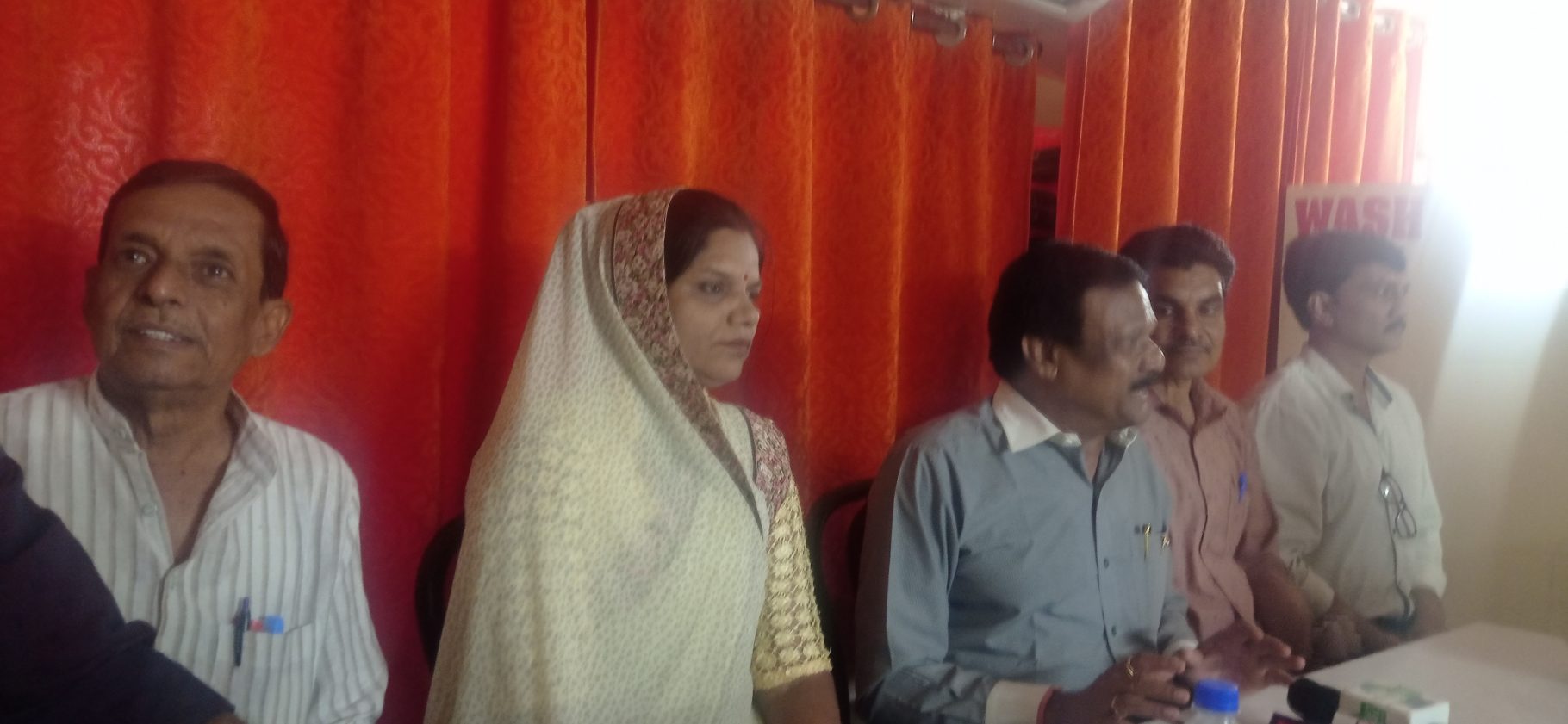 जिला प्रशासन शिवराज सिंह चौहान के हथियार के रूप में काम कर रहा , पूर्व मंत्री सज्जन वर्मा ने जिला पंचायत अध्यक्ष और स्वयं को  बंगले अलाट नहीं होने पर लगाए आरोप” देखें