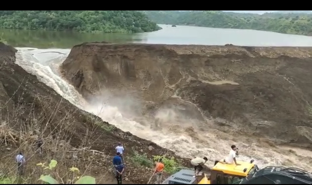 “धार जिले का कारम डेम फूट गया है, डेम से तेजी से पानी बह रहा है। इस बीच हाईवे बंद कर दिया गया है।” देखें