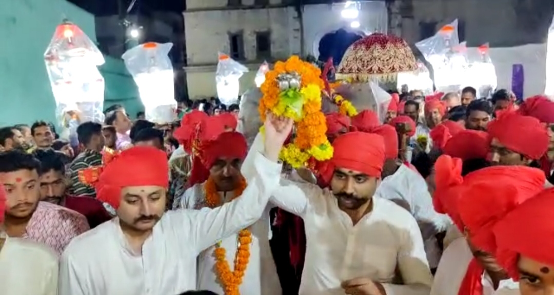 श्री कृष्ण जन्माष्टमी पर देवास में निकली रियासत कालीन डंडी यात्रा देखिए वीडियो खबर