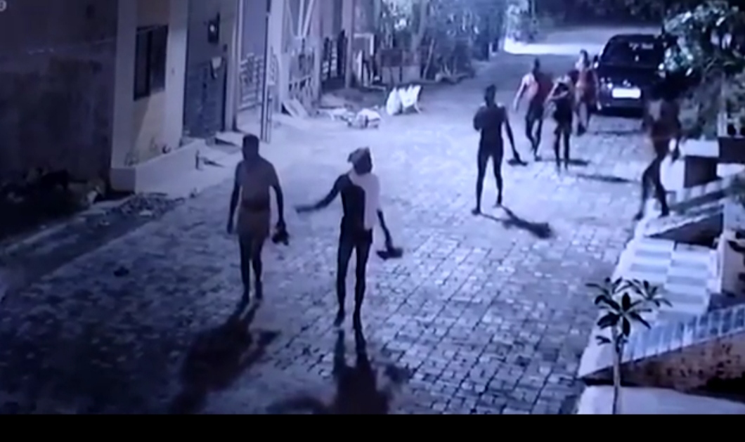 मंदसौर संजीत नाका फाटक पर चड्डी गैंग के लोगों को देखा गया रात को बेल बजाकर उठाने का प्रयास करते हैं, सात आठ जनों का गिरोह है, रात को सतर्क रहें सजग रहें कॉलोनी मोहल्ले में आपस में तालमेल बनाकर रहे