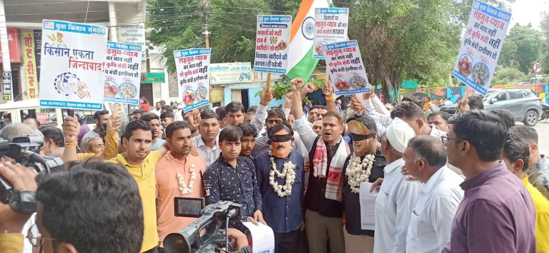 राज्य कृषि मंत्री व केंद्रीय कृषि मंत्री के मुखौटा को पहनाई लहसुन और प्याज की मालाएं