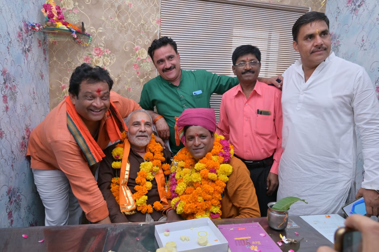 वार्ड 8 पार्षद एवं सत्तापक्ष उपनेता राजेन्द्र ठाकुर ने किया पदभार ग्रहण