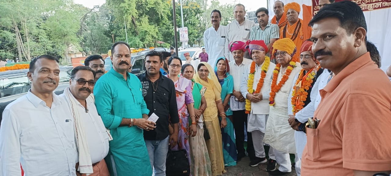 अभा क्षत्रिय महासभा की रथ यात्रा देवास पहुंची, जगह-जगह स्वागत आर्थिक आरक्षण सहित तीन मुद्दों को लेकर कश्मीर से कन्याकुमारी तक निकाली जा रही है यात्रा, राष्ट्रपति के नाम दिया ज्ञापन