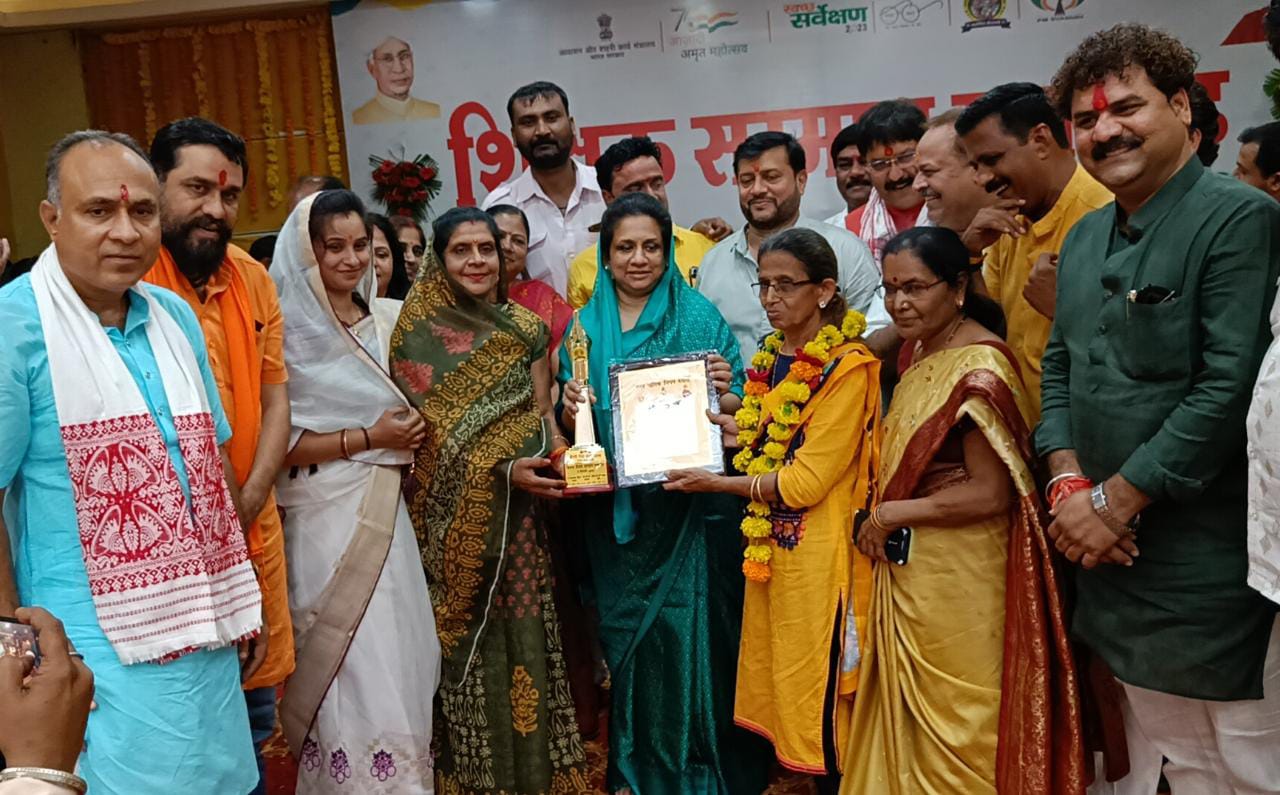 शिक्षक बच्चों में राष्ट्रवाद, राष्ट्र प्रेम का पाठ पढ़ातेे हुुए चरित्रवान बनाते हैं- विधायक पवार 
नगर निगम ने शिक्षक दिवस पर 108 शिक्षक एवं 9 स्कूलों को सम्मानित किया