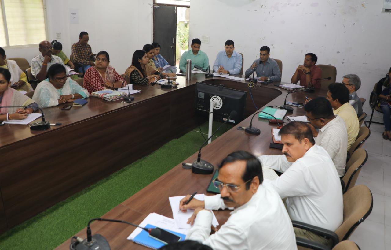 अधिकारी समय पर काम करें नहीं तो होगी कार्रवाई ,कलेक्टर श्री शुक्ला ने बैठक में दिए निर्देश, प्रधानमंत्री का जन्मदिन समारोह पूर्वक कार्यक्रम होंगे आयोजित, सीएम हेल्पलाइन शिकायतों के लिए एक विशेष अभियान चलाएं, मुख्यमंत्री तीर्थ योजना में रामेश्वर जाएंगे यात्री