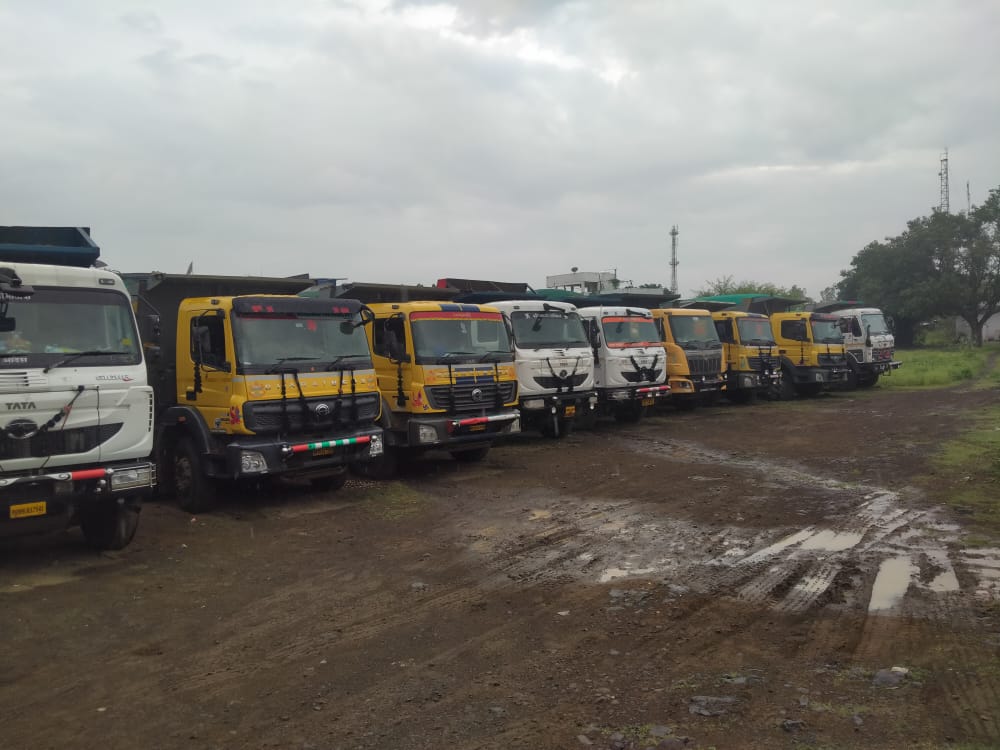 देवास में खनिज विभाग की बड़ी कार्रवाई  अचानक छापा मार कार्यवाही में ओवरलोड रेत के 20 डंपर जप्त