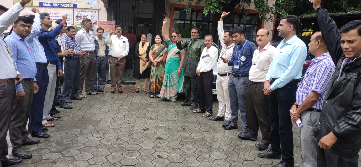 पालिसी धारकों का बोनस बढ़ाने और पालिसी पर लगने वाले  जीएसटी हटाने और अभिकर्ता की मांग के लिए लियाफी का धरना प्रदर्शन