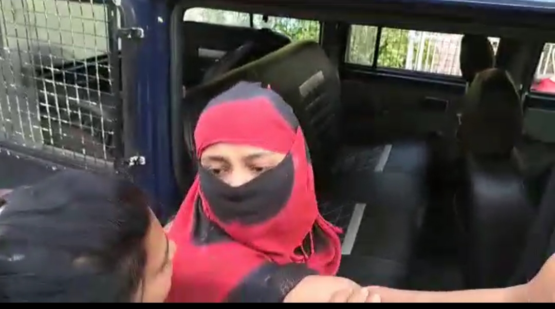 “हनीट्रैप मामले की मुख्य आरोपी जोया की जमानत हुई निरस्त, न्याययिक अभिरक्षा में 14 दिन के लिए भेजा जेल।” देखें