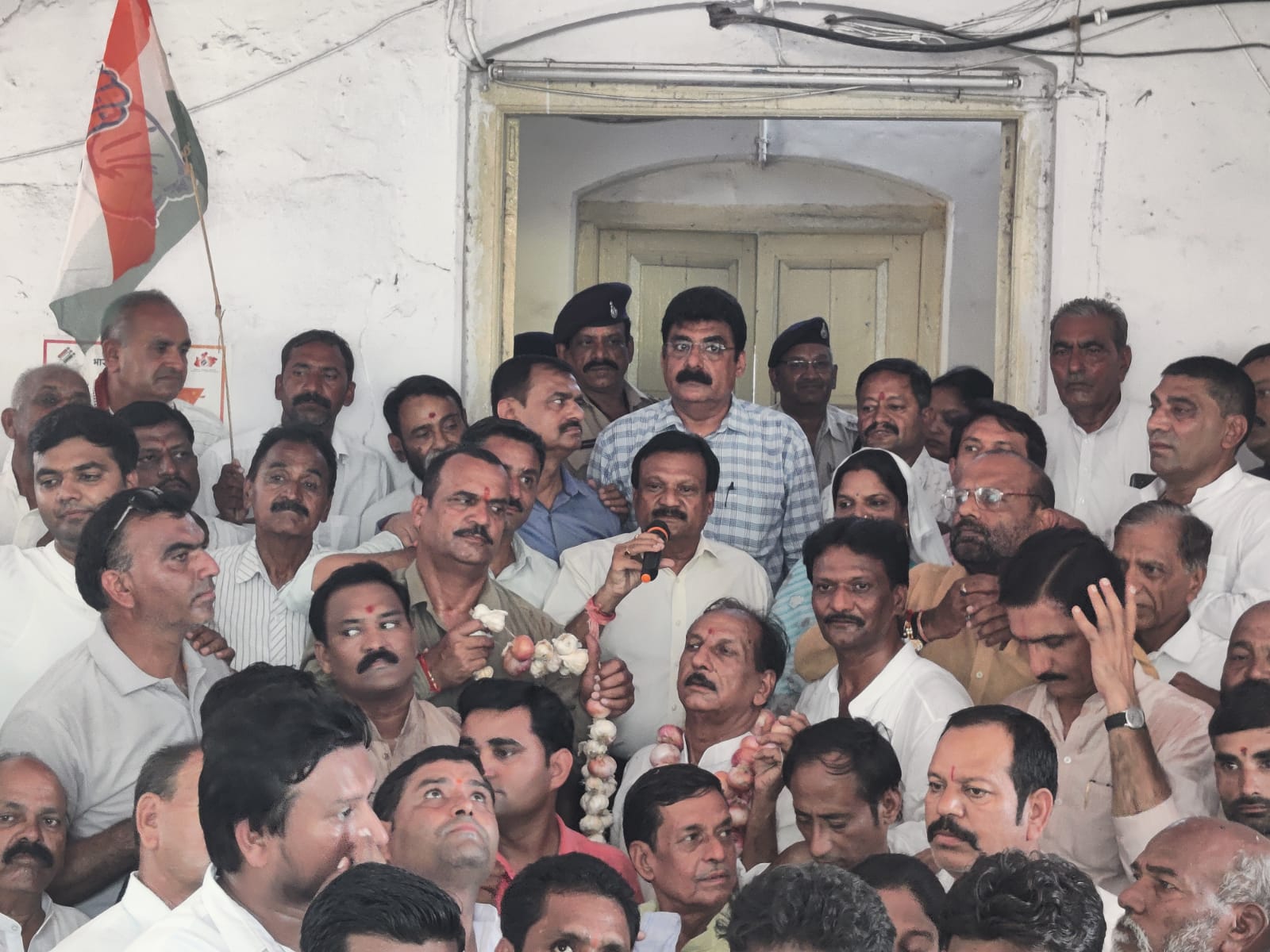 लहसुन प्याज की गिरती कीमतों को लेकर शहर कांग्रेस जिला कांग्रेस ने दिया श्री वर्मा के नेतृत्व में मुख्यमंत्री के नाम ज्ञापन