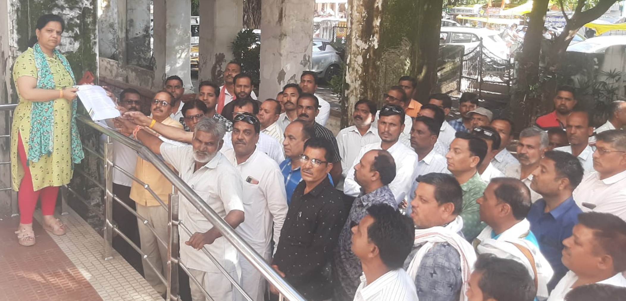 सीईओ जनपद पंचायत देवास एवं लेखापाल को अन्यत्र स्थानांतरण किया जाए – मप्र पंचायत सचिव संगठन ने नारेबाजी कर जिला पंचायत एवं कलेक्ट्रेट का किया घेराव