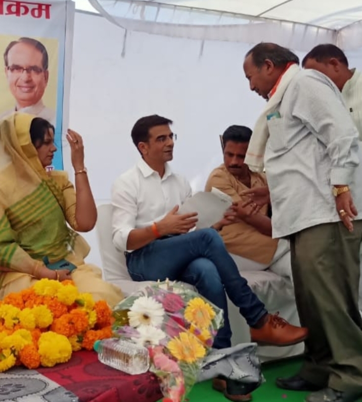 ( हाटपिपलिया विधानसभा )देवास से देवर 19 किमी मार्ग जर्जर वर्षों से पूर्ण रूप से नहीं हुआ डामरीकरण- श्रीचंदाना – डामरीकरण को लेकर कलेक्टर को दिया आवेदन मेंढकी और चंदाना के बीच दो पुलिया नीची होने के कारण बह जाने से मौत 2 लोगो की हो चुकी के मौत पुलियाओं को 10  फीट ऊंचा उठाया जाए