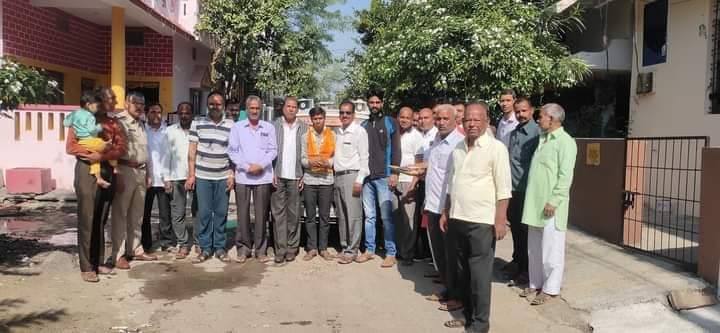 “पुण्य सेवा करने वाले चलित वाहन के चालक का रहवासियों ने किया सम्मान” देखें