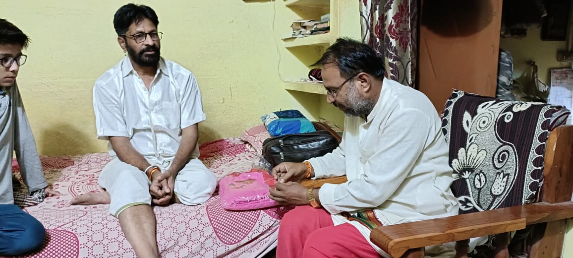 “ईमानदार पुजारी ने वापस लौटा दिए दो लाख के गहने जो गलती से आ गए थे भेट मे” देखें