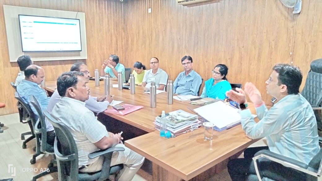 जनसेवा अभियान कार्य में लापरवाही पर आयुक्त ने सहायक राजस्व निरीक्षक को किया निलंबित