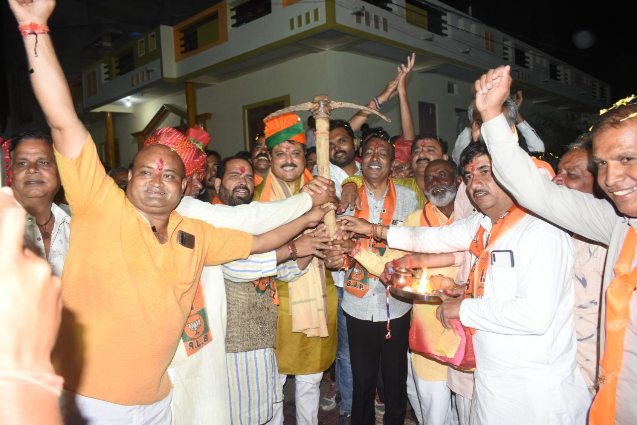 “सड़क के लिए सड़क पर जश्न का माहौल ग्रामीणों ने  मनाई दिवाली” देखें वीडियो खबर